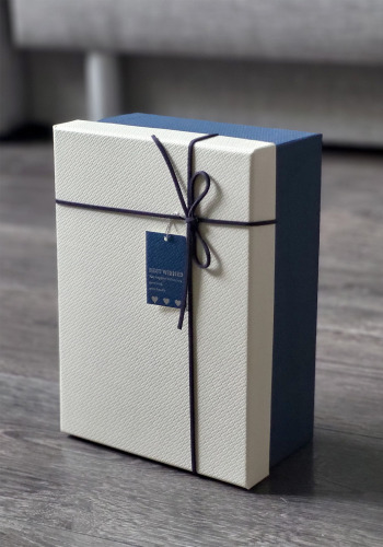 Подарочная коробка со шнурочками Gift box 5