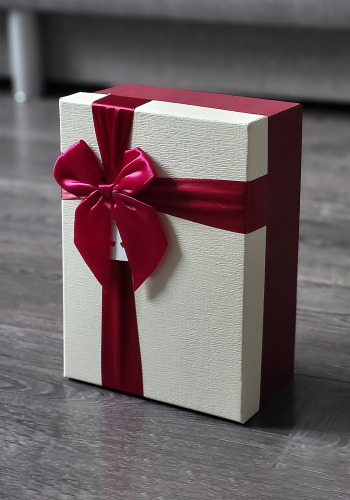 Подарочная коробка с бантом Gift box 6